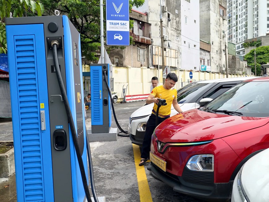 Hà Nội nhiều trạm sạc xe điện được lắp đặt tại các bến xe - Hình ảnh 2 Ha Noi nhieu tram sac xe dien duoc lap dat tai cac ben xe - Hinh anh 2