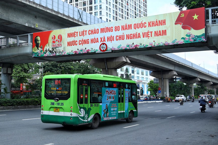 Hà Nội: xe buýt, tàu điện đảm bảo nhu cầu đi lại ngày Quốc khánh 2/9 - Hình ảnh 1 Ha Noi: xe buyt, tau dien dam bao nhu cau di lai ngay Quoc khanh 2/9 - Hinh anh 1