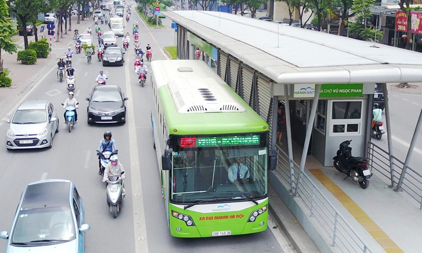 Ha Noi can nghien cuu su dung xe buyt 4 cua - Hinh anh 1