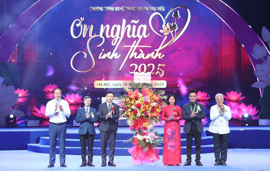 Chương trình nghệ thuật đặc biệt “Ơn nghĩa sinh thành 2025”: lan tỏa thông điệp yêu thương, giá trị đạo hiếu - Hình ảnh 4 Chuong trinh nghe thuat dac biet “On nghia sinh thanh 2025”: lan toa thong diep yeu thuong, gia tri dao hieu - Hinh anh 4