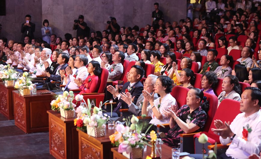 Chương trình nghệ thuật đặc biệt “Ơn nghĩa sinh thành 2025”: lan tỏa thông điệp yêu thương, giá trị đạo hiếu - Hình ảnh 1 Chuong trinh nghe thuat dac biet “On nghia sinh thanh 2025”: lan toa thong diep yeu thuong, gia tri dao hieu - Hinh anh 1