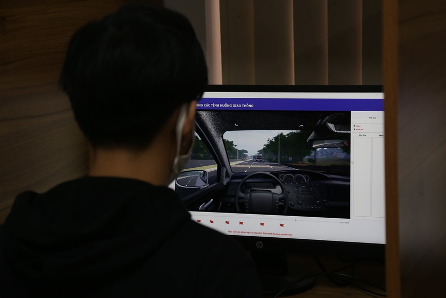 Sat hach cap giay phep lai xe: Can bo phan thi mo phong - Hinh anh 1