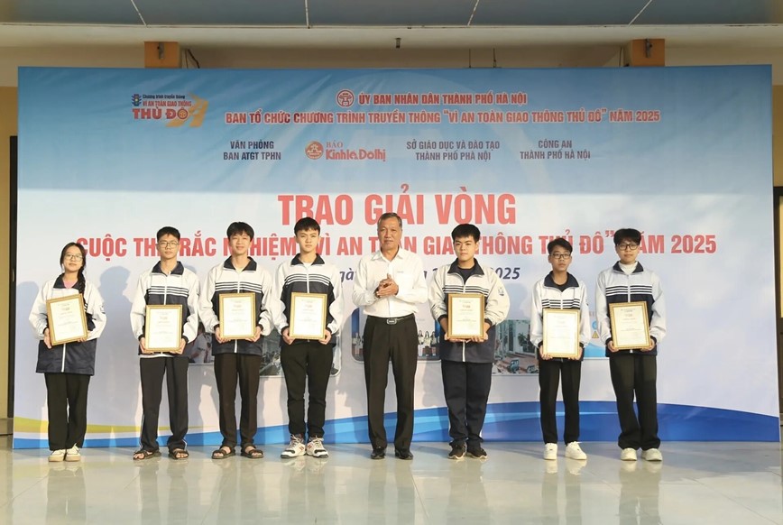Trao giai vong Cuoc thi trac nghiem "Vi An toan giao thong Thu do tren Internet" nam 2025 - Hinh anh 1