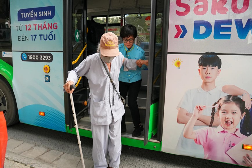 Ha Noi: chat luong dich vu tren cac tuyen buyt tiep tuc duoc nang cao - Hinh anh 2