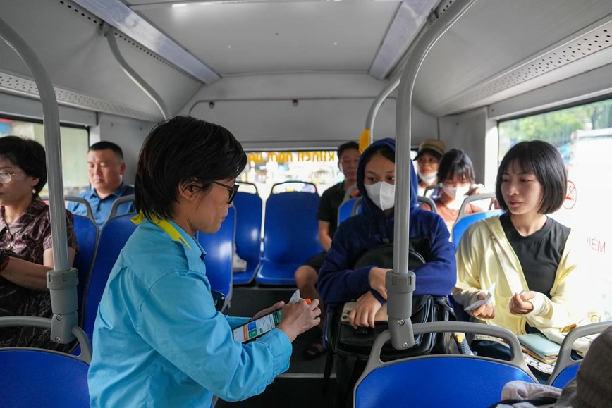Ha Noi: chat luong dich vu tren cac tuyen buyt tiep tuc duoc nang cao - Hinh anh 1