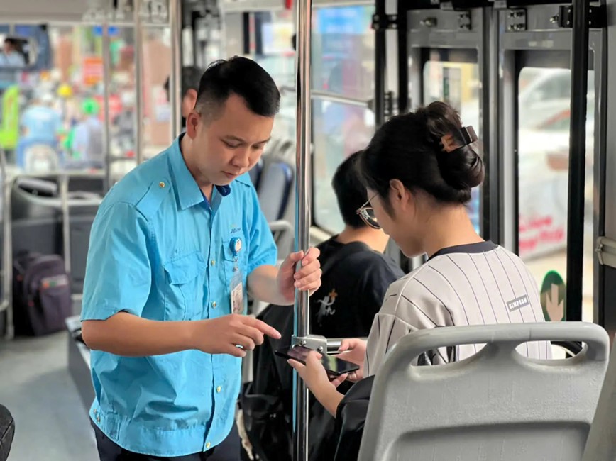 Nhan len hinh anh dep, than thien cua xe buyt Thu do - Hinh anh 1