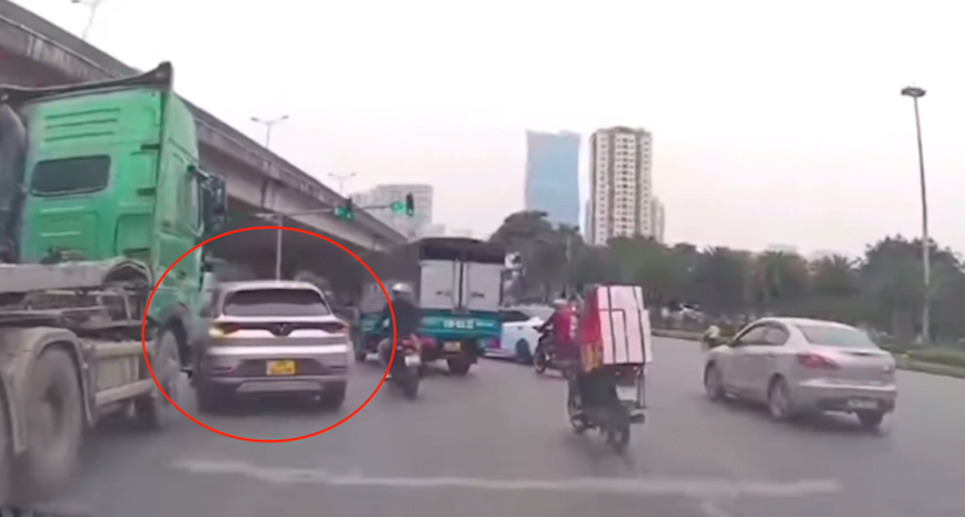 Taxi tat dau, gianh duong ngay loi len Vanh dai 2 tren cao - Hinh anh 1