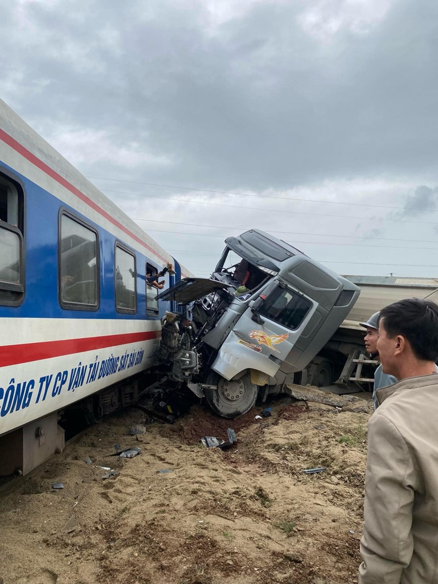 Tai nan nghiem trong giua tau SE8 va o to dau keo  - Hinh anh 1