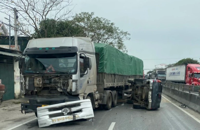 Xe ban tai lat nghieng sau va cham voi xe dau keo - Hinh anh 1