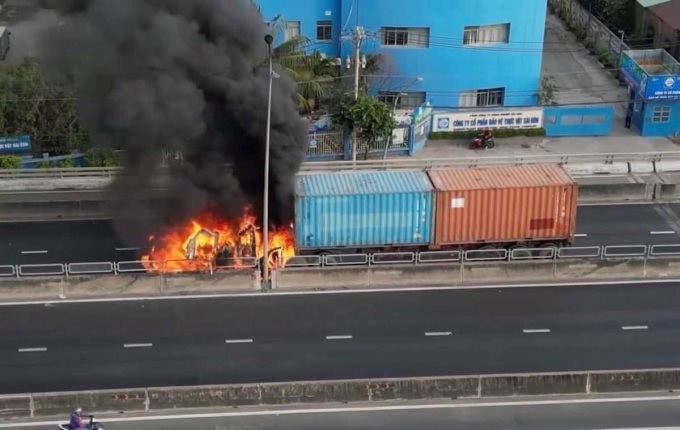 Xe container boc chay ngun ngut tren cau Phu My - Hinh anh 1