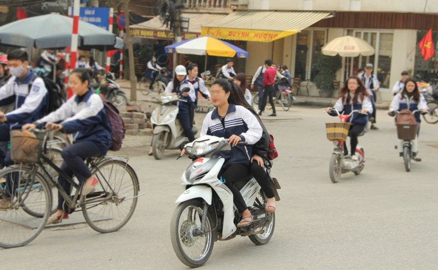 Ung Hoa: noi lo an toan giao thong doi voi hoc sinh - Hinh anh 1