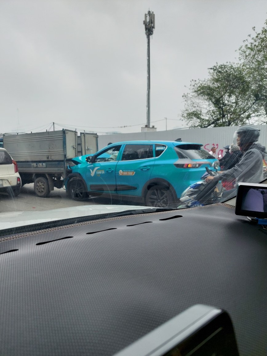 Un tac tren Dai lo Thang Long do va cham giua taxi va xe tai - Hinh anh 1