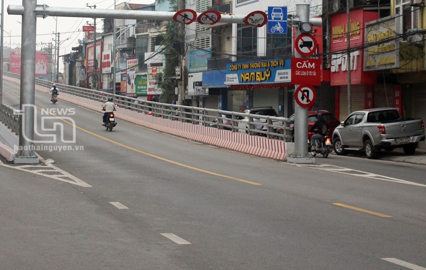 Bat chap bien cam, 2 xe tai di len cau vuot duong sat Ha Noi - Thai Nguyen - Hinh anh 1