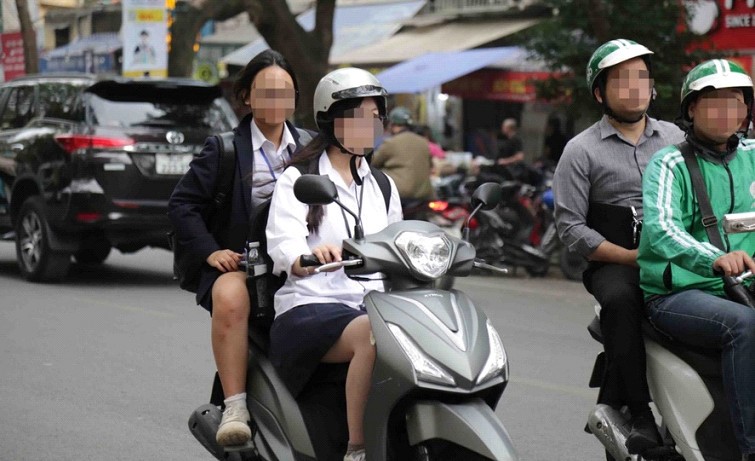 Ha Noi: xu phat ca phu huynh va hoc sinh vi pham giao thong tai khu vuc cong truong - Hinh anh 2