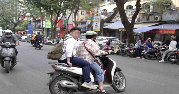 Ha Noi: xu phat ca phu huynh va hoc sinh vi pham giao thong tai khu vuc cong truong - Hinh anh 1