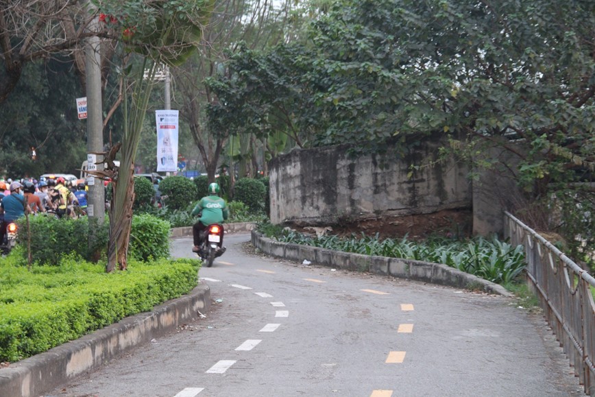 Ha Noi: Xe may “tranh thu” di vao duong danh cho nguoi di bo - Hinh anh 11