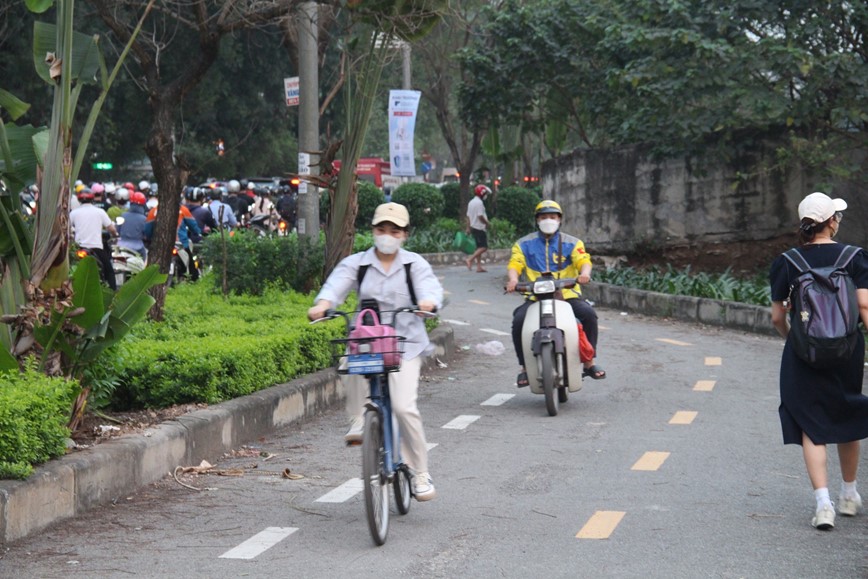 Ha Noi: Xe may “tranh thu” di vao duong danh cho nguoi di bo - Hinh anh 3