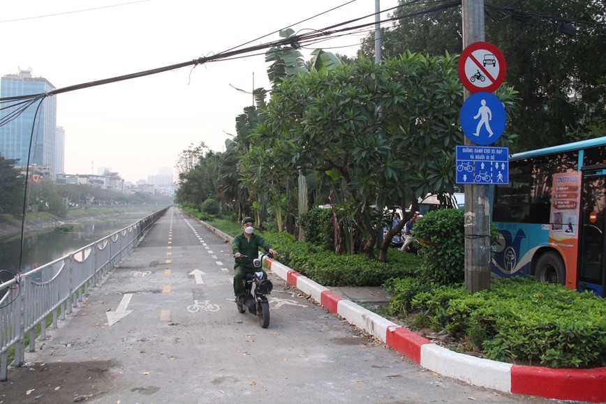 Ha Noi: Xe may “tranh thu” di vao duong danh cho nguoi di bo - Hinh anh 1