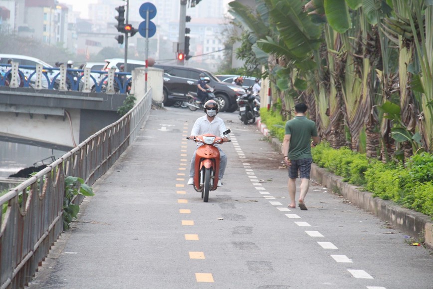 Ha Noi: Xe may “tranh thu” di vao duong danh cho nguoi di bo - Hinh anh 10