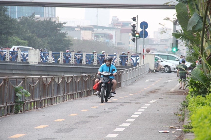 Ha Noi: Xe may “tranh thu” di vao duong danh cho nguoi di bo - Hinh anh 2