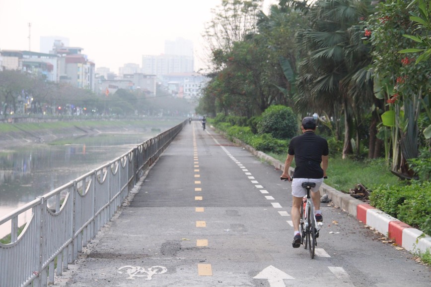 Ha Noi: Xe may “tranh thu” di vao duong danh cho nguoi di bo - Hinh anh 9