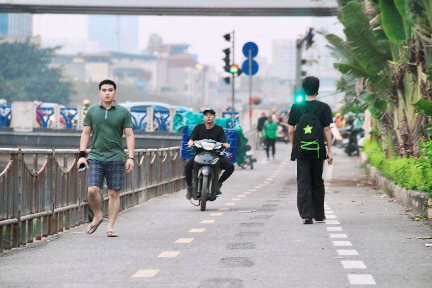 Ha Noi: Xe may “tranh thu” di vao duong danh cho nguoi di bo - Hinh anh 13