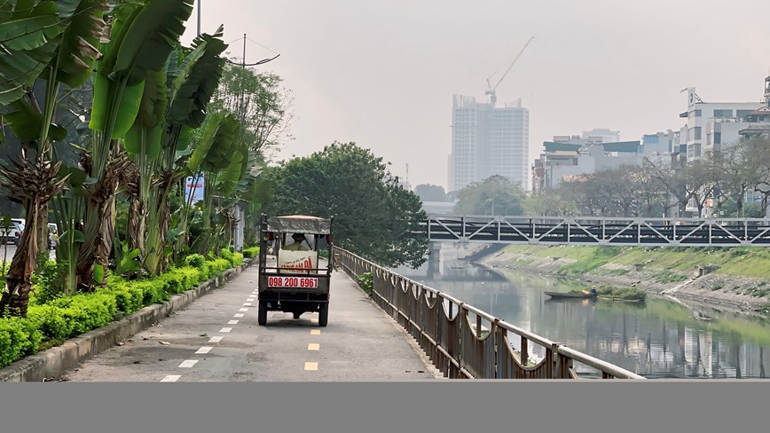 Ha Noi: Xe may “tranh thu” di vao duong danh cho nguoi di bo - Hinh anh 4