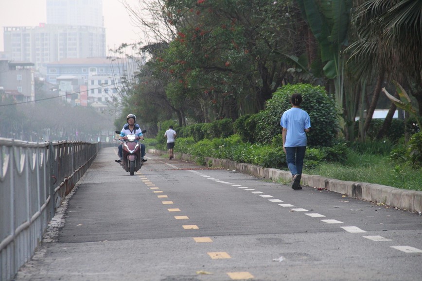 Ha Noi: Xe may “tranh thu” di vao duong danh cho nguoi di bo - Hinh anh 12