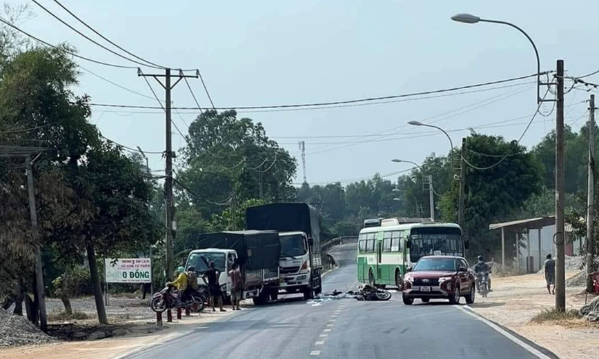 Hai xe tai cung vuot, nguoi phu nu phanh gap bi tong tu vong - Hinh anh 1