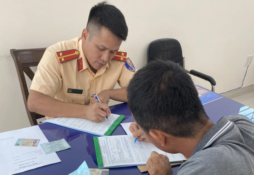 Xe ben ngang nhien di nguoc chieu tren vanh dai 4 - Hinh anh 2