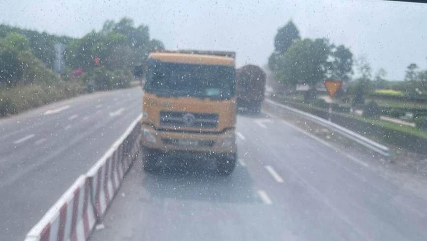 Xe ben ngang nhien di nguoc chieu tren vanh dai 4 - Hinh anh 1