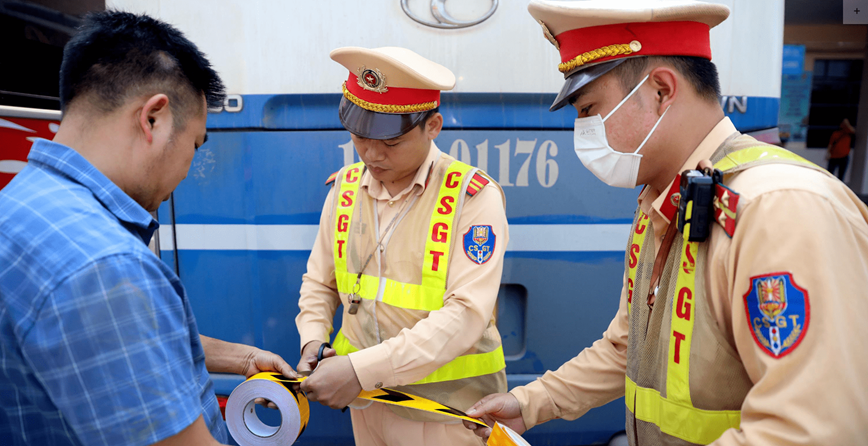 Canh sat giao thong dan phan quang, huong dan xe khach xu ly su co tren cao toc - Hinh anh 1