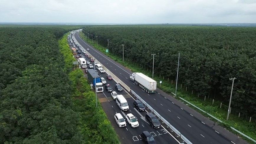 Gap rut thi cong cac tram dung nghi phuc vu di lai dip le 30/4 -1/5 - Hinh anh 1