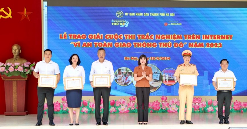 Toan canh Le tong ket Chuong trinh truyen thong “Vi ATGT Thu do” nam 2023, phat dong Chuong trinh nam 2024 - Hinh anh 7