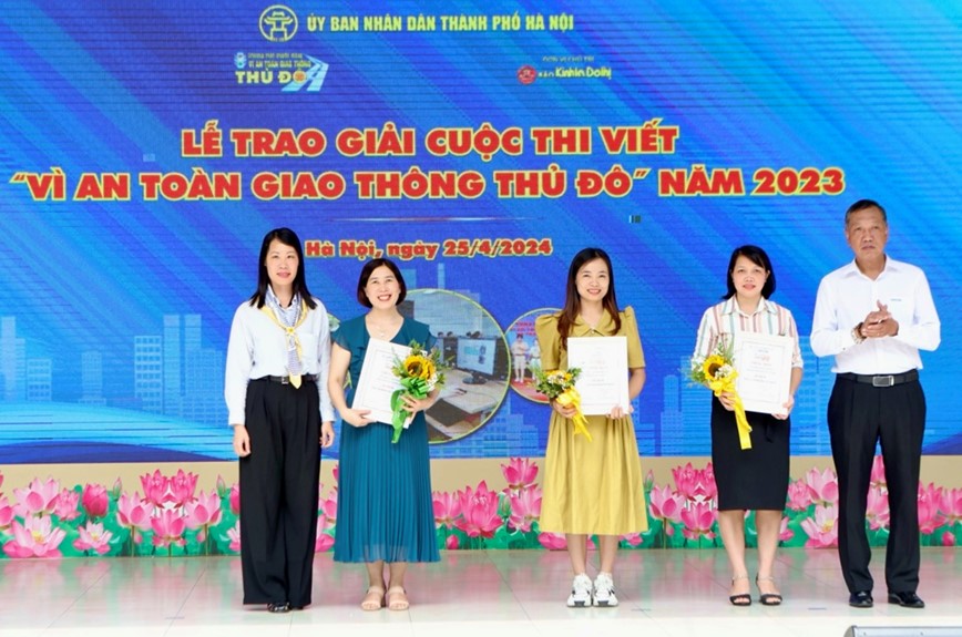 Toan canh Le tong ket Chuong trinh truyen thong “Vi ATGT Thu do” nam 2023, phat dong Chuong trinh nam 2024 - Hinh anh 10