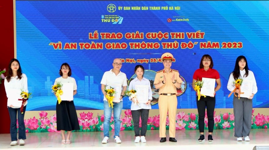 Toan canh Le tong ket Chuong trinh truyen thong “Vi ATGT Thu do” nam 2023, phat dong Chuong trinh nam 2024 - Hinh anh 11