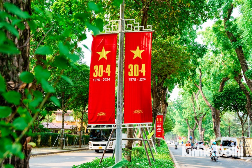 Ha Noi: duong pho trang hoang ruc ro dip le 30/4 va 1/5 - Hinh anh 3