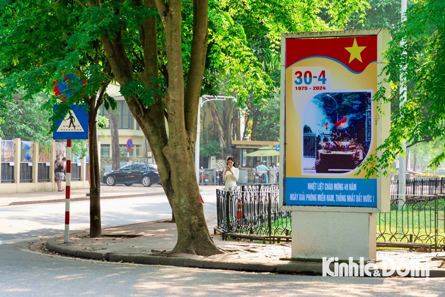 Ha Noi: duong pho trang hoang ruc ro dip le 30/4 va 1/5 - Hinh anh 9