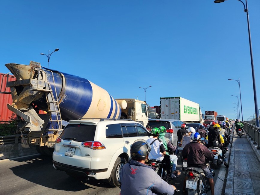 Cua ngo Thanh pho Ho Chi Minh un tac ngay dau nghi le - Hinh anh 3