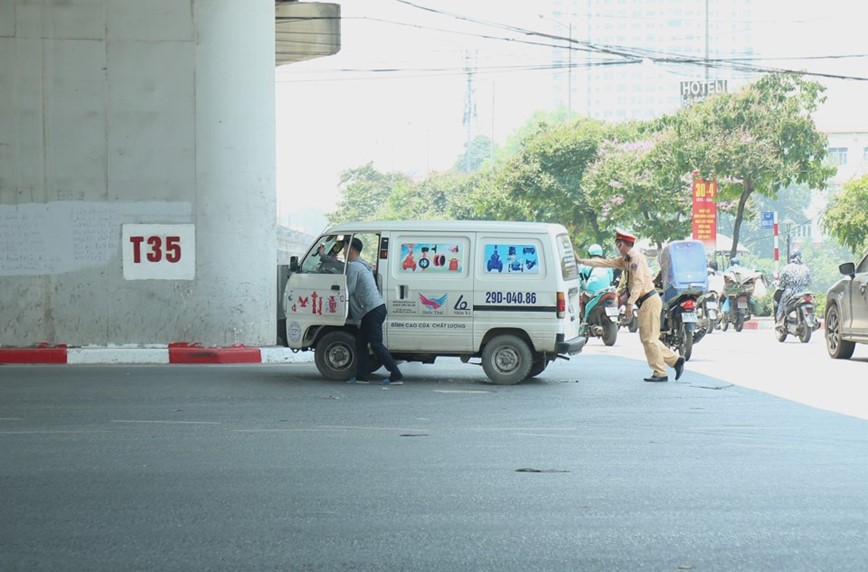 Canh sat giao thong “doi nang” phan luong, huong dan nguoi dan ve que nghi le - Hinh anh 10