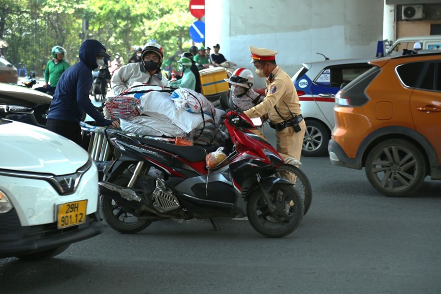 Canh sat giao thong “doi nang” phan luong, huong dan nguoi dan ve que nghi le - Hinh anh 11