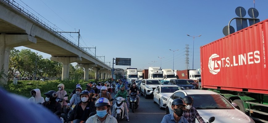 Cua ngo Thanh pho Ho Chi Minh un tac ngay dau nghi le - Hinh anh 2