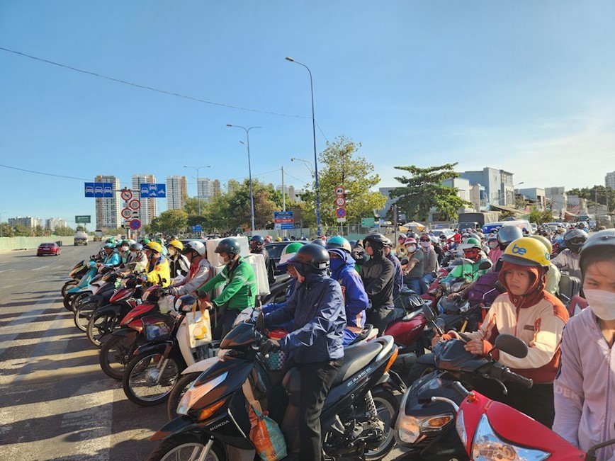 Cua ngo Thanh pho Ho Chi Minh un tac ngay dau nghi le - Hinh anh 5