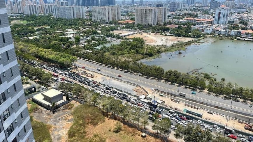 Cua ngo Thanh pho Ho Chi Minh un tac ngay dau nghi le - Hinh anh 8