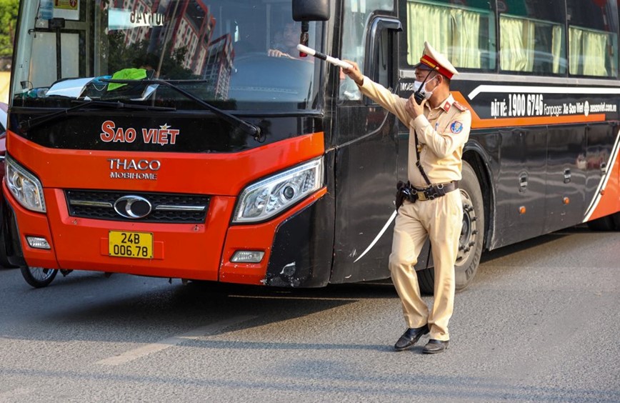 Canh sat giao thong “doi nang” phan luong, huong dan nguoi dan ve que nghi le - Hinh anh 5