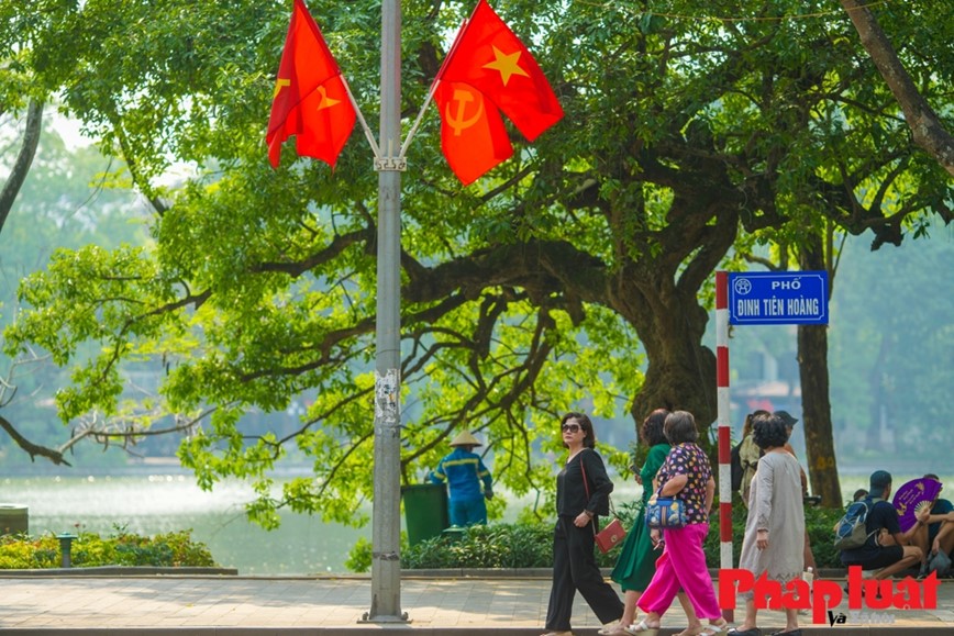 Ve dep yen binh cua pho di bo ho Guom nhung ngay nghi le - Hinh anh 16