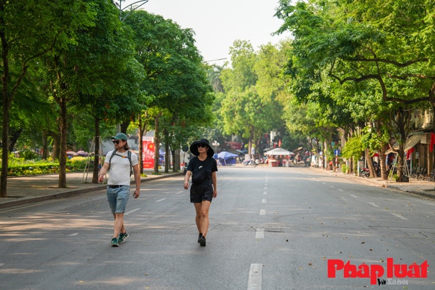 Ve dep yen binh cua pho di bo ho Guom nhung ngay nghi le - Hinh anh 3