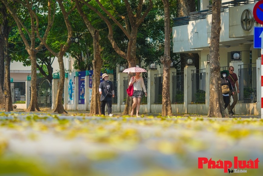 Ve dep yen binh cua pho di bo ho Guom nhung ngay nghi le - Hinh anh 10