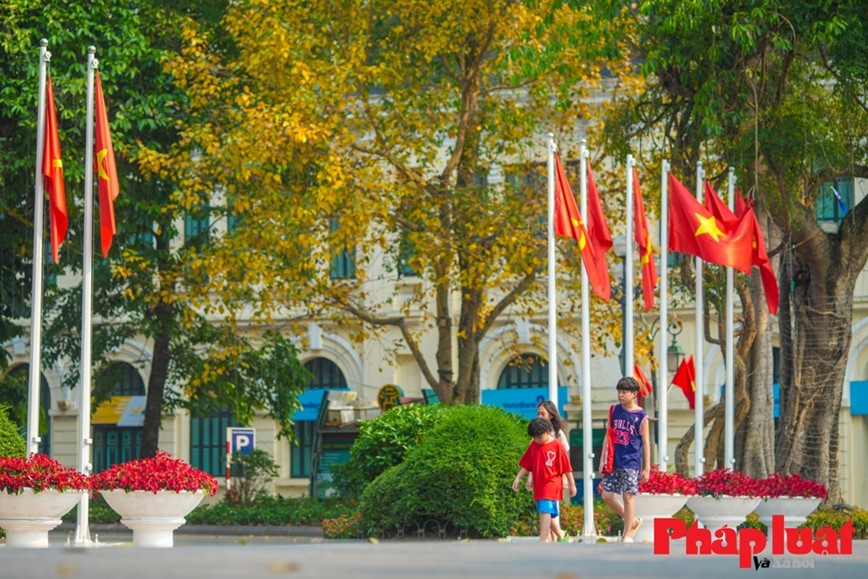 Ve dep yen binh cua pho di bo ho Guom nhung ngay nghi le - Hinh anh 17