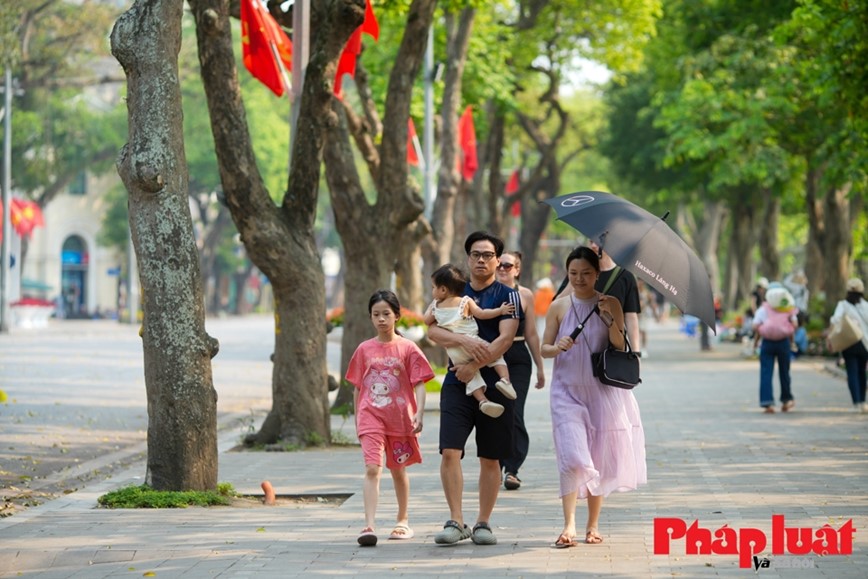 Ve dep yen binh cua pho di bo ho Guom nhung ngay nghi le - Hinh anh 13